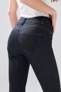 Jean tiro alto azul intenso con efecto push up y bolsillos
