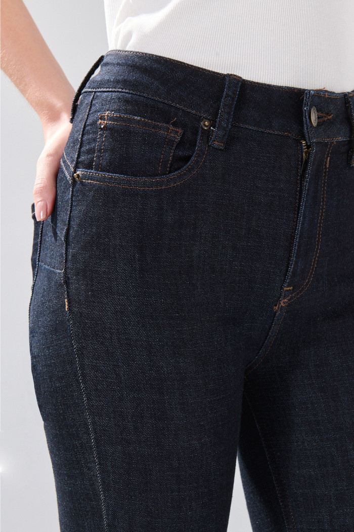 Jean tiro alto azul intenso con efecto push up y bolsillos

