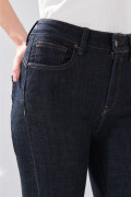 Jean tiro alto azul intenso con efecto push up y bolsillos
