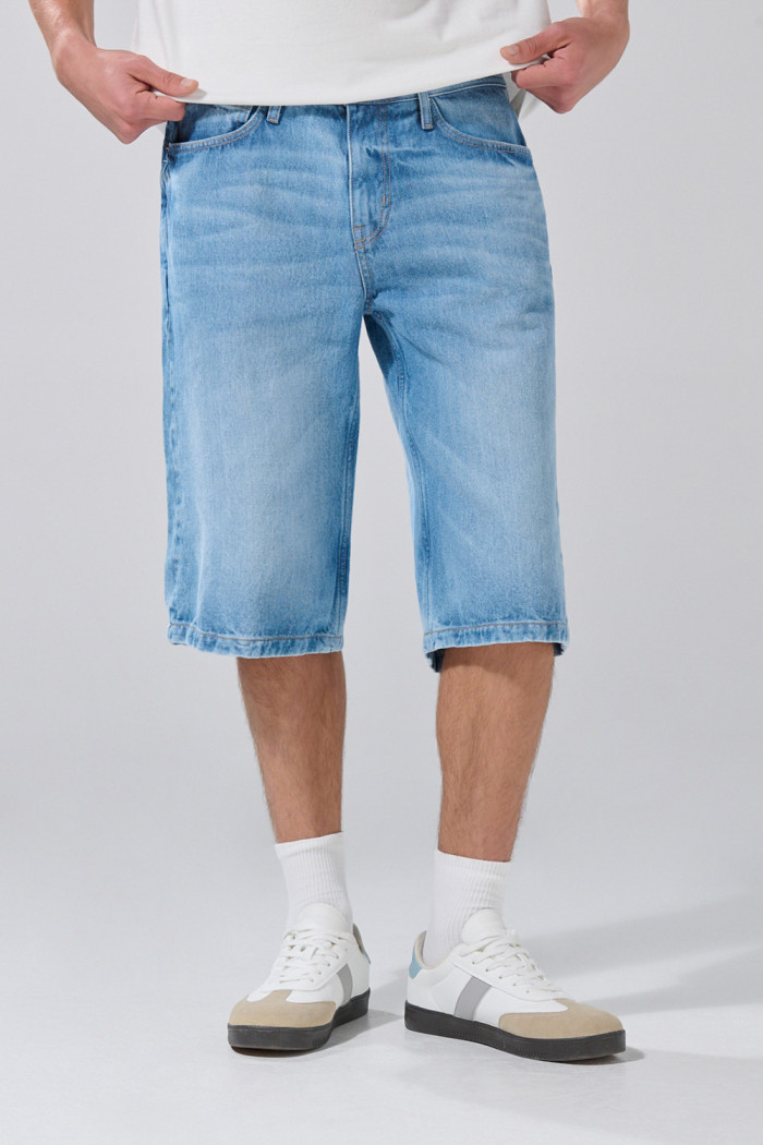 Bermuda jort de jean azul clara tiro bajo con desgastes
