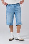 Bermuda jort de jean azul clara tiro bajo con desgastes
