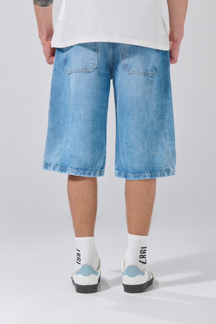 Bermuda jort de jean azul clara tiro bajo con desgastes
