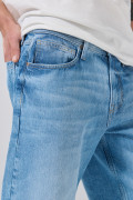 Bermuda jort de jean azul clara tiro bajo con desgastes
