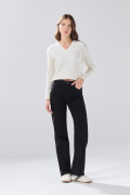 Jean negro straight leg infaltables con tiro alto
