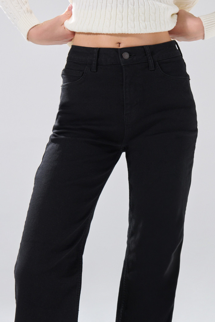 Jean negro straight leg infaltables con tiro alto
