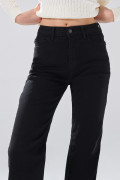 Jean negro straight leg infaltables con tiro alto
