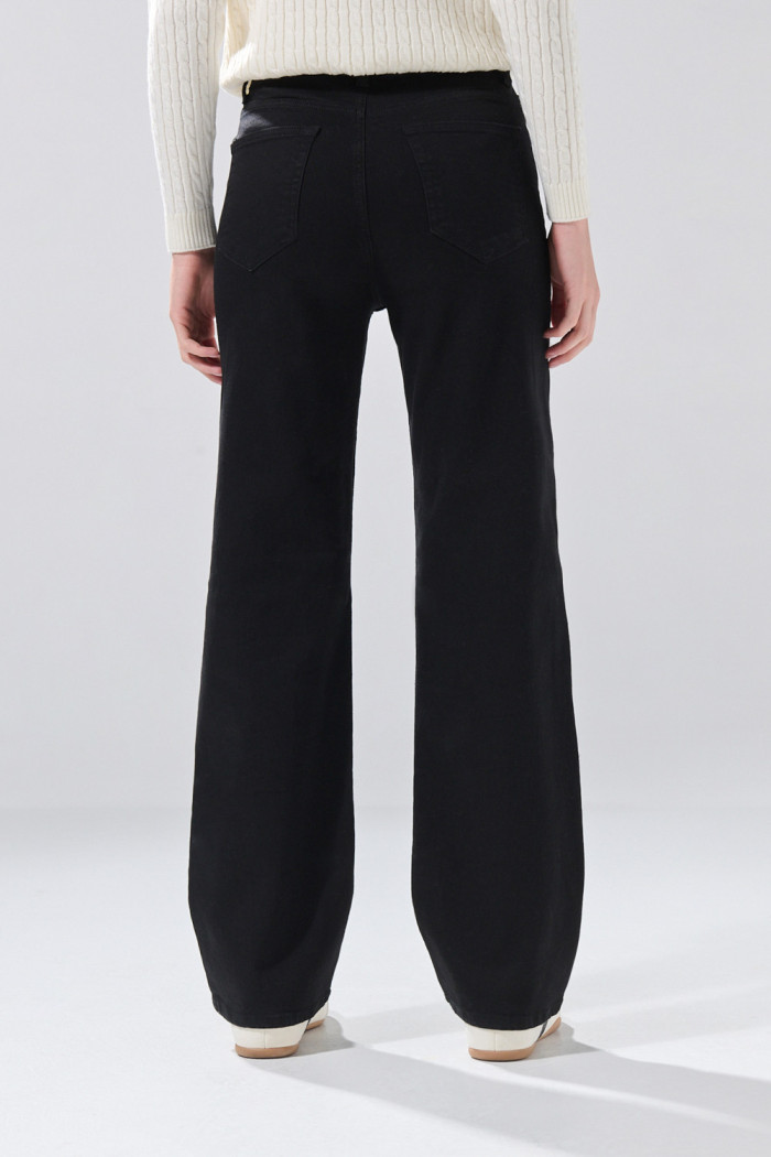 Jean negro straight leg infaltables con tiro alto

