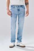 Jean slim azul claro con desgastes ligeros y tiro bajo
