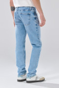 Jean slim azul claro con desgastes ligeros y tiro bajo

