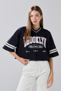 Camiseta crop top azul oversize con cuello V y arte college
