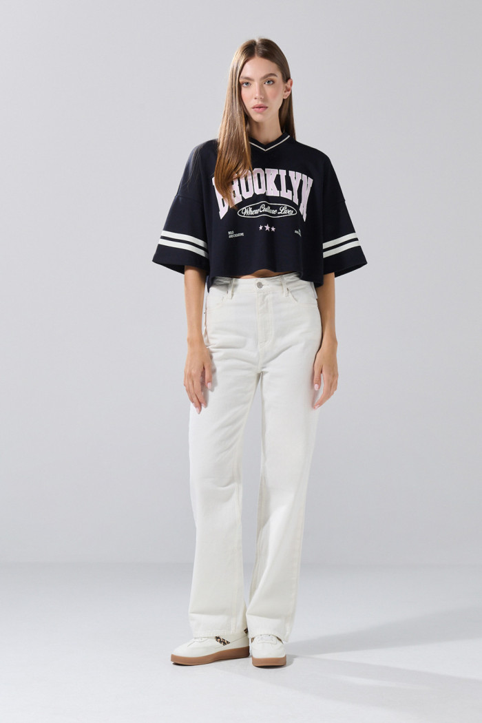 Camiseta crop top azul oversize con cuello V y arte college
