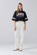 Camiseta crop top azul oversize con cuello V y arte college
