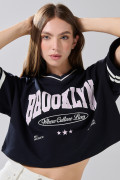 Camiseta crop top azul oversize con cuello V y arte college
