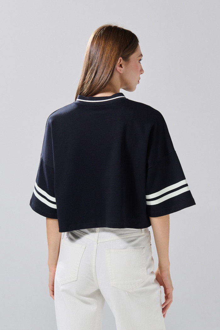 Camiseta crop top azul oversize con cuello V y arte college

