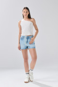 Short de jean azul infaltables con desgastes y tiro alto
