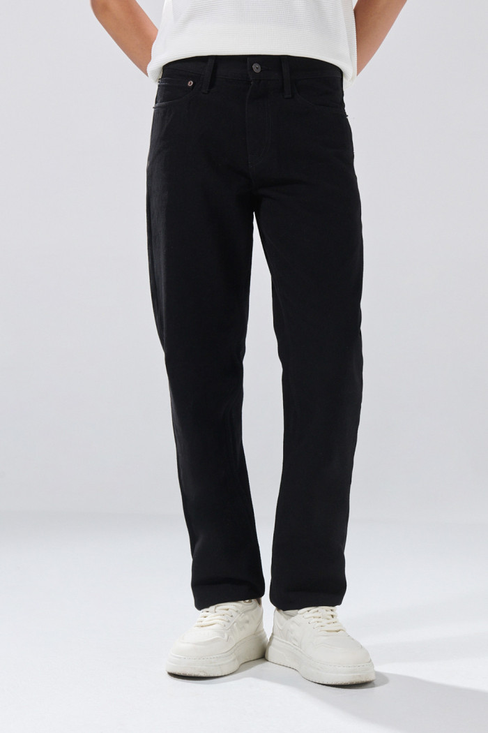 Jean 90´S infaltables negro con tiro bajo y bota recta

