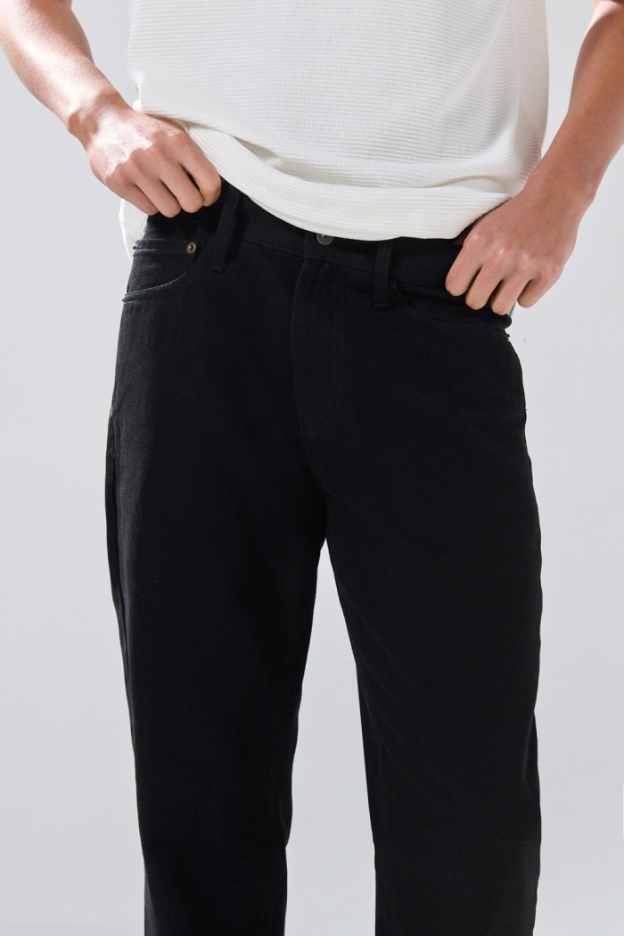 Jean 90´S infaltables negro con tiro bajo y bota recta
