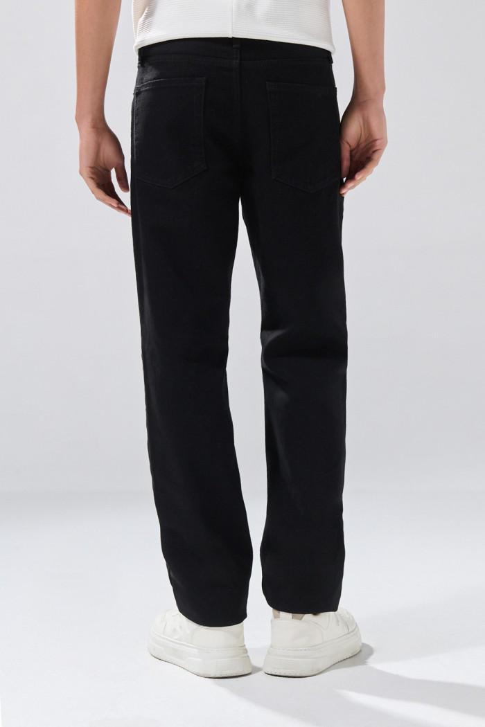 Jean 90´S infaltables negro con tiro bajo y bota recta
