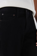 Jean 90´S infaltables negro con tiro bajo y bota recta
