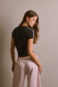 Camiseta negra college de Verano Urbano con manga corta
