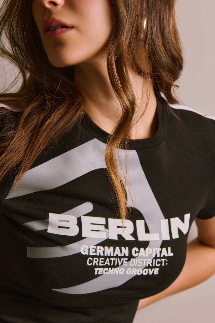 Camiseta negra college de Verano Urbano con manga corta
