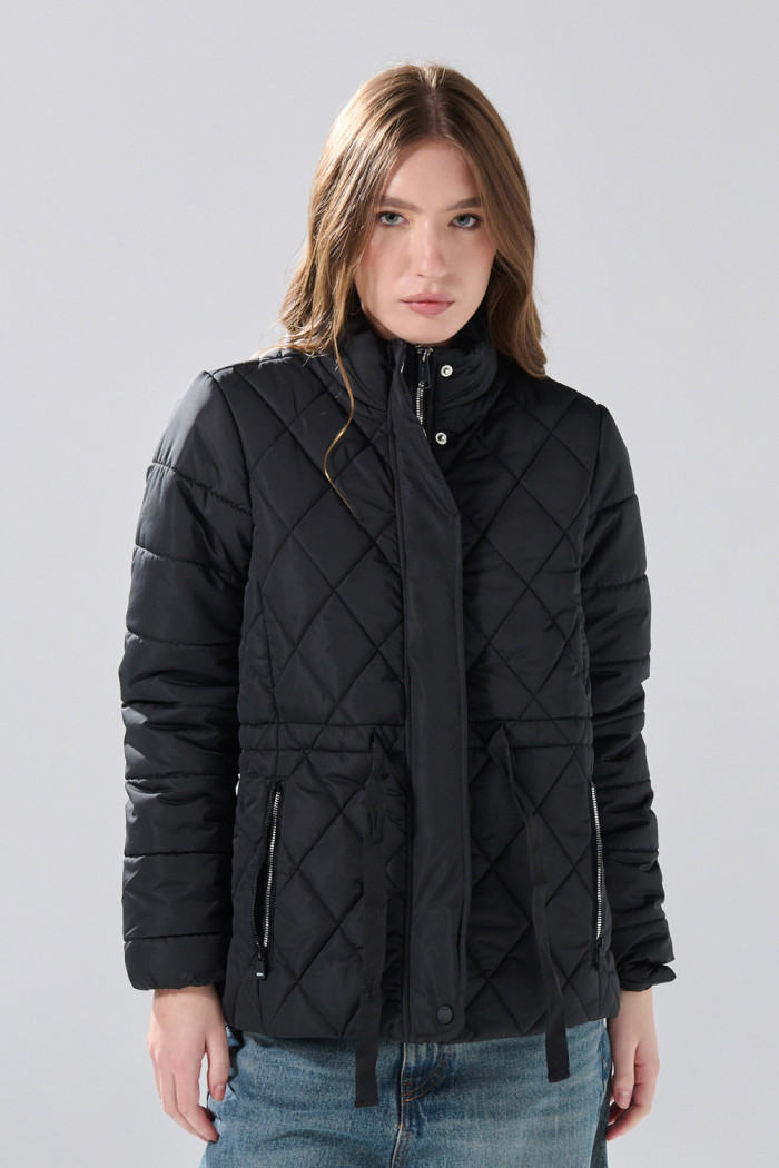 Chaqueta acolchada negra con cuello alto y cintura ajustable