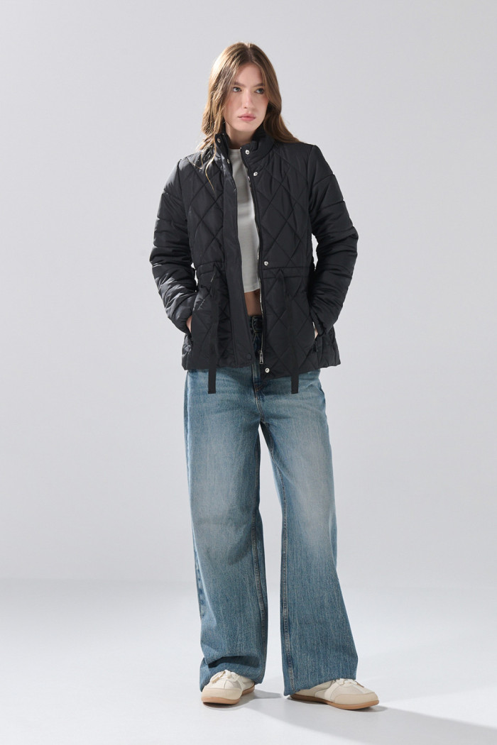 Chaqueta acolchada negra con cuello alto y cintura ajustable