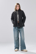 Chaqueta acolchada negra con cuello alto y cintura ajustable