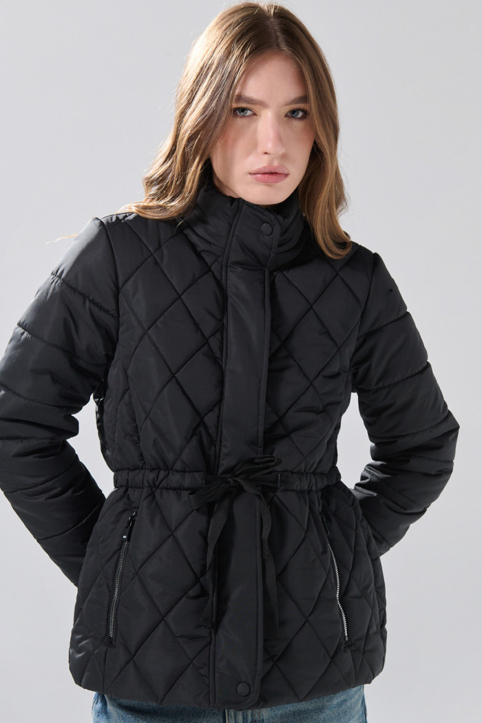 Chaqueta acolchada negra con cuello alto y cintura ajustable
