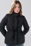 Chaqueta acolchada negra con cuello alto y cintura ajustable