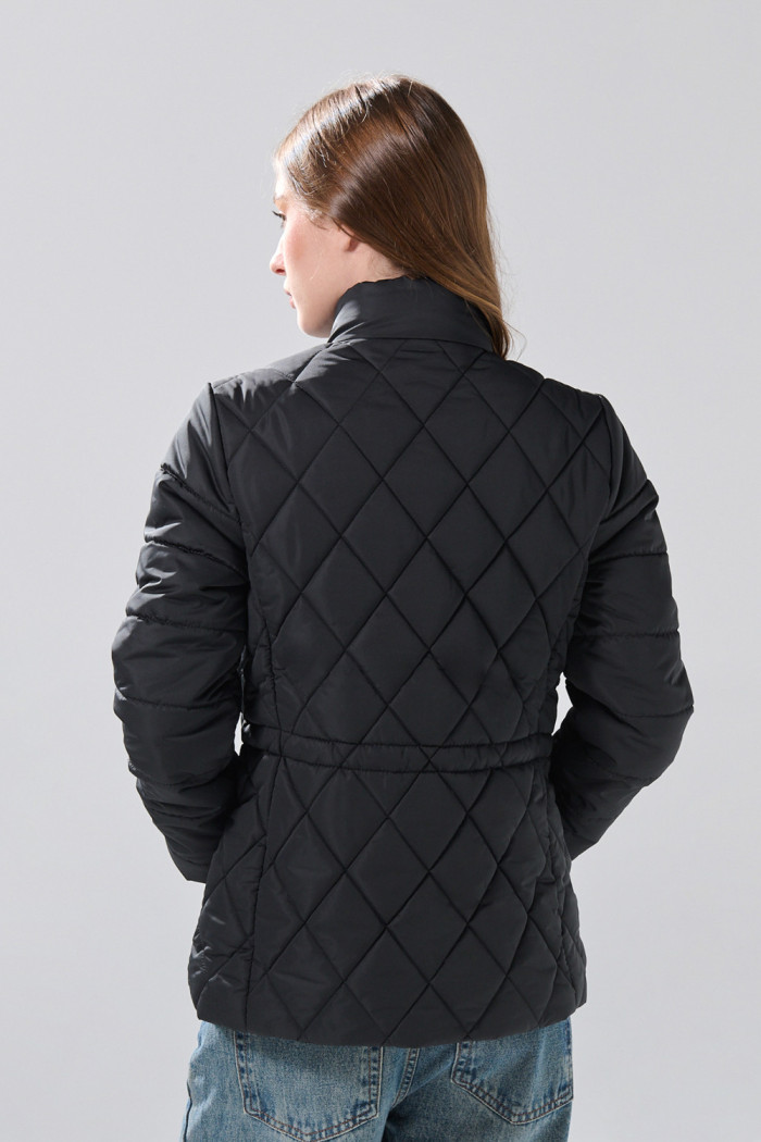 Chaqueta acolchada negra con cuello alto y cintura ajustable