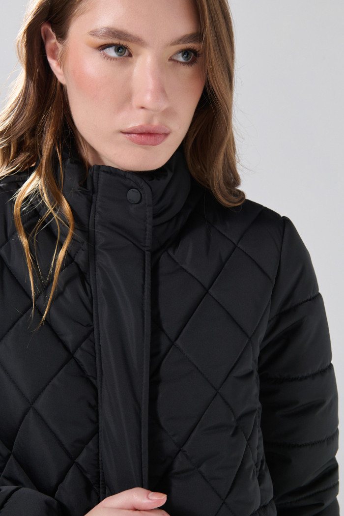 Chaqueta acolchada negra con cuello alto y cintura ajustable