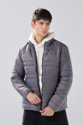 Chaqueta acolchada unicolor cuello alto con costuras