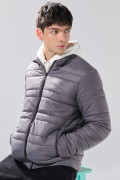 Chaqueta acolchada unicolor cuello alto con costuras