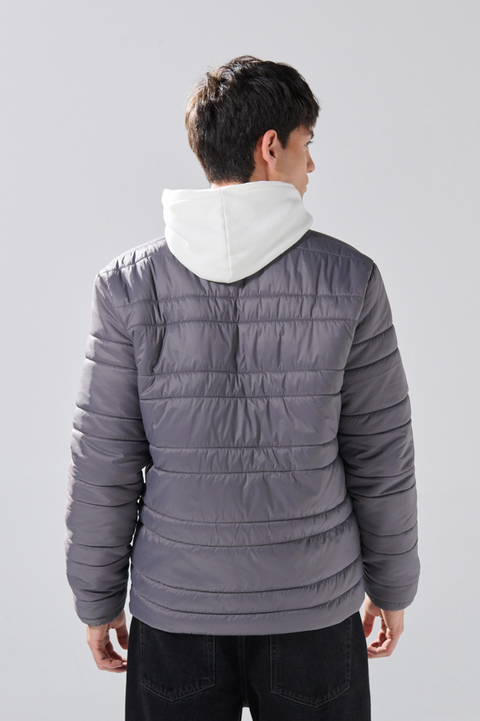 Chaqueta acolchada unicolor cuello alto con costuras