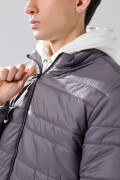 Chaqueta acolchada unicolor cuello alto con costuras