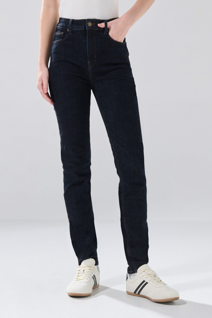 Jean jegging azul súper tiro alto con costuras en contraste
