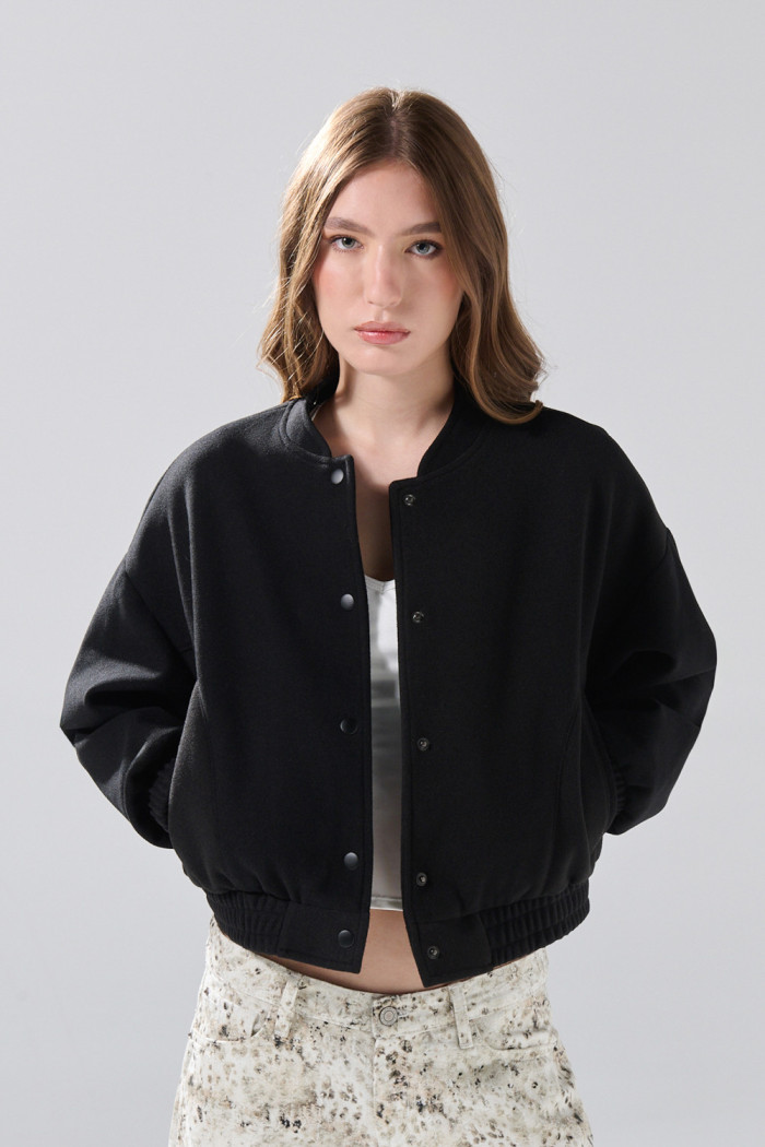 Chaqueta bomber unicolor de Verano Urbano con cuello nerú
