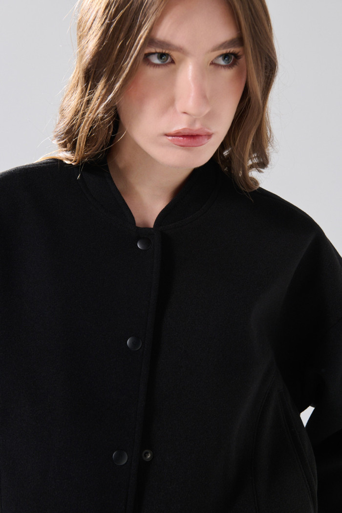 Chaqueta bomber unicolor de Verano Urbano con cuello nerú
