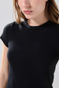 Camiseta infaltables en tela de rib unicolor con manga corta
