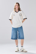 Camiseta oversize crema con cuello polo y diseños college