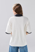Camiseta oversize crema con cuello polo y diseños college
