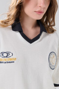 Camiseta oversize crema con cuello polo y diseños college