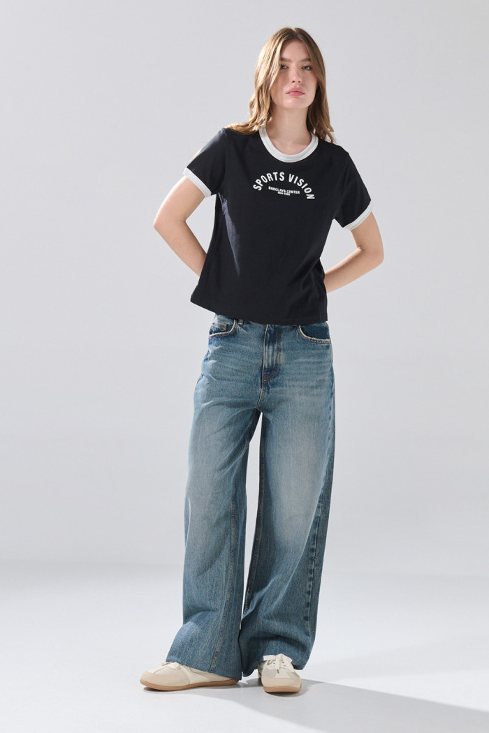 Camiseta college manga corta negra con contrastes blancos