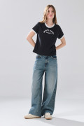 Camiseta college manga corta negra con contrastes blancos