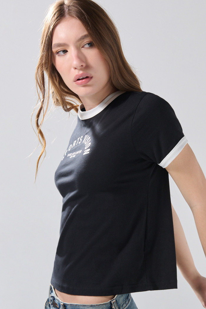 Camiseta college manga corta negra con contrastes blancos