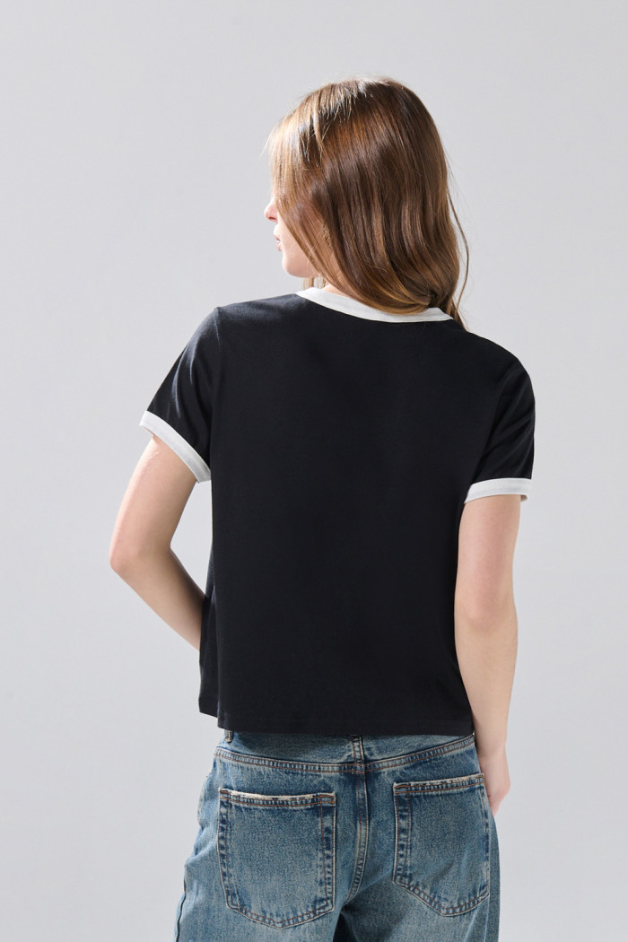 Camiseta college manga corta negra con contrastes blancos