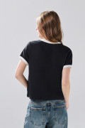 Camiseta college manga corta negra con contrastes blancos
