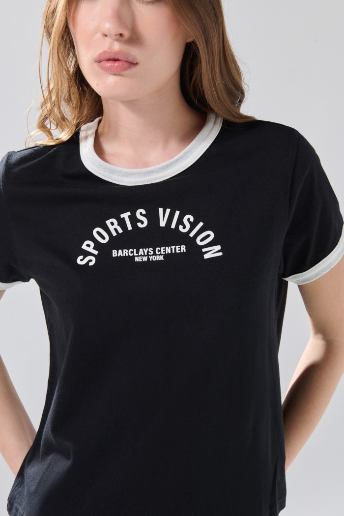 Camiseta college manga corta negra con contrastes blancos