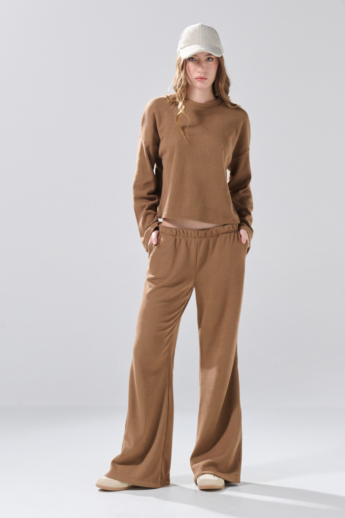 Buzo cuello redondo unicolor oversize en tela texturizada
